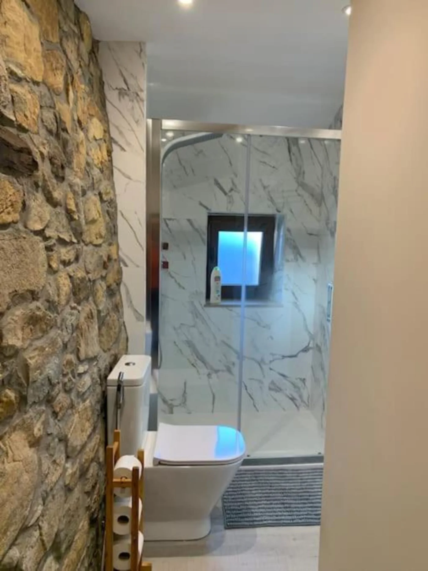 Baño con lavabo sobre encimera de madera