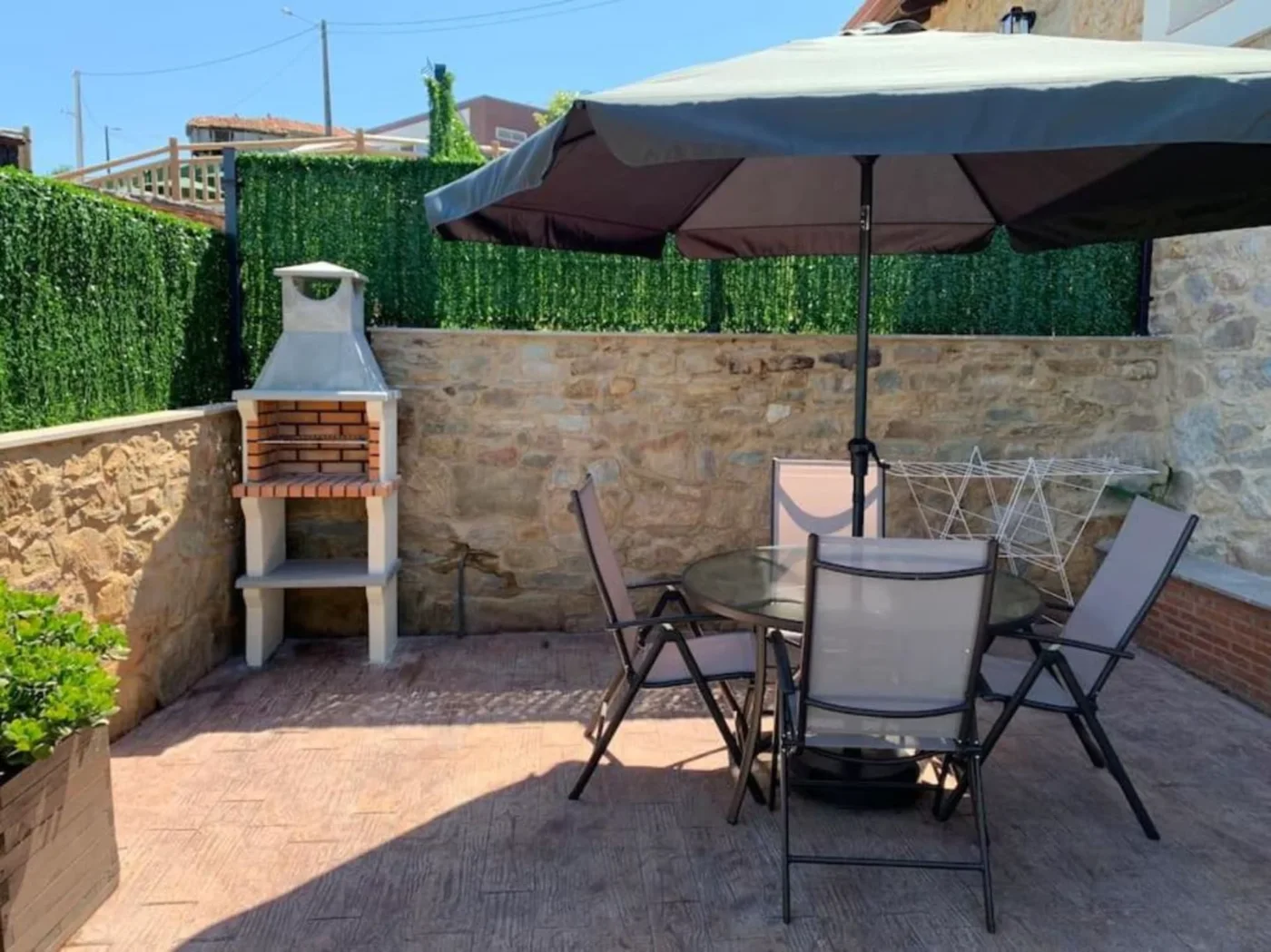 Barbacoa de obra con mesa y sillas