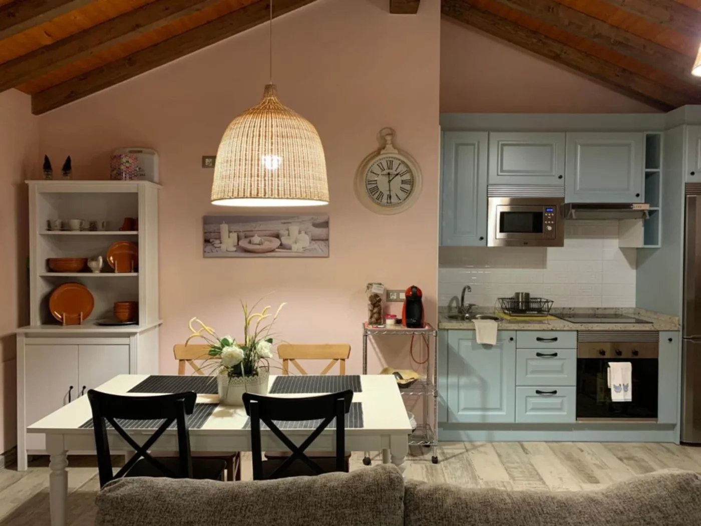 Cocina blanca con barra y taburetes