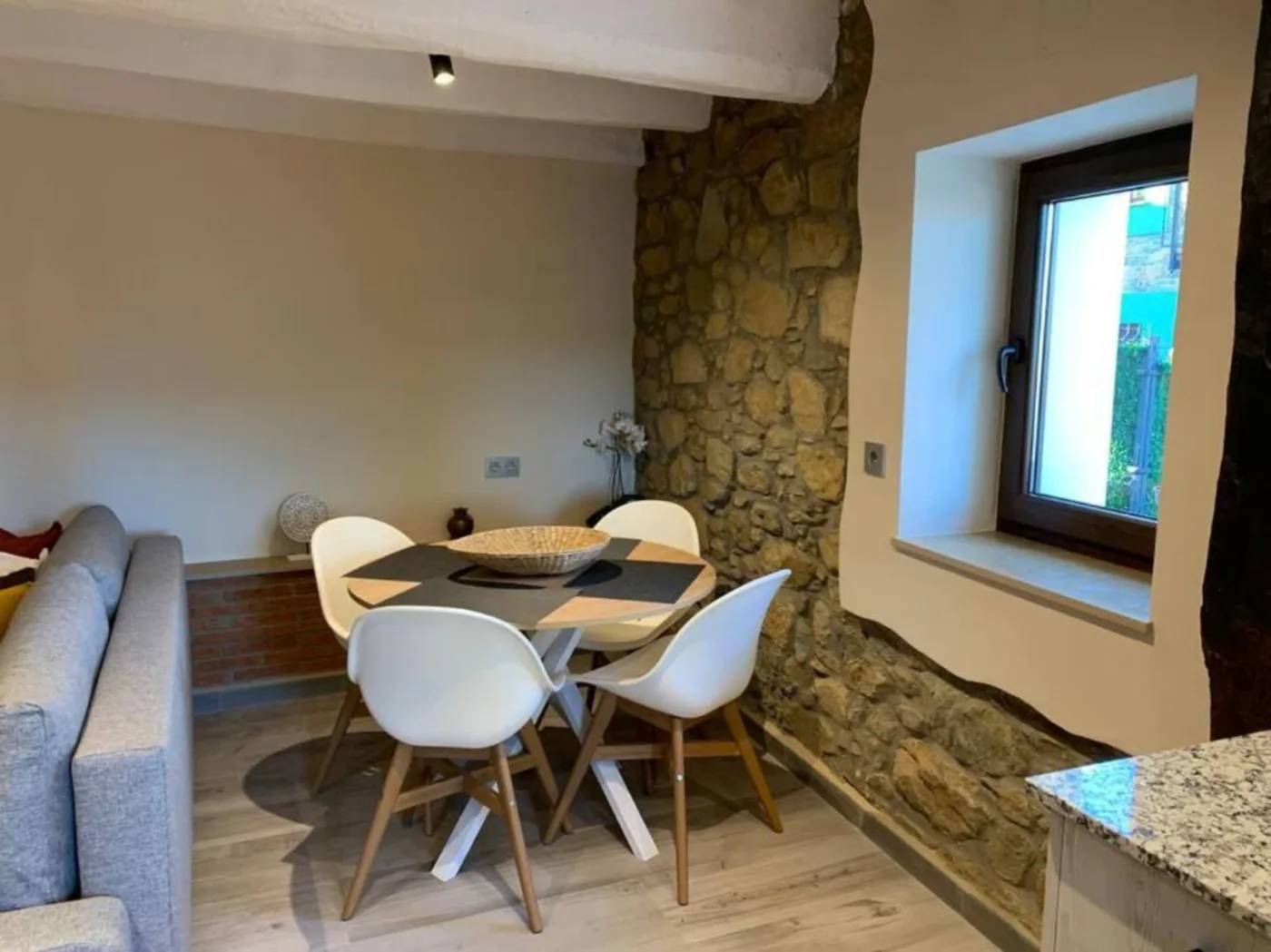 Comedor con mesa de madera junto a la ventana