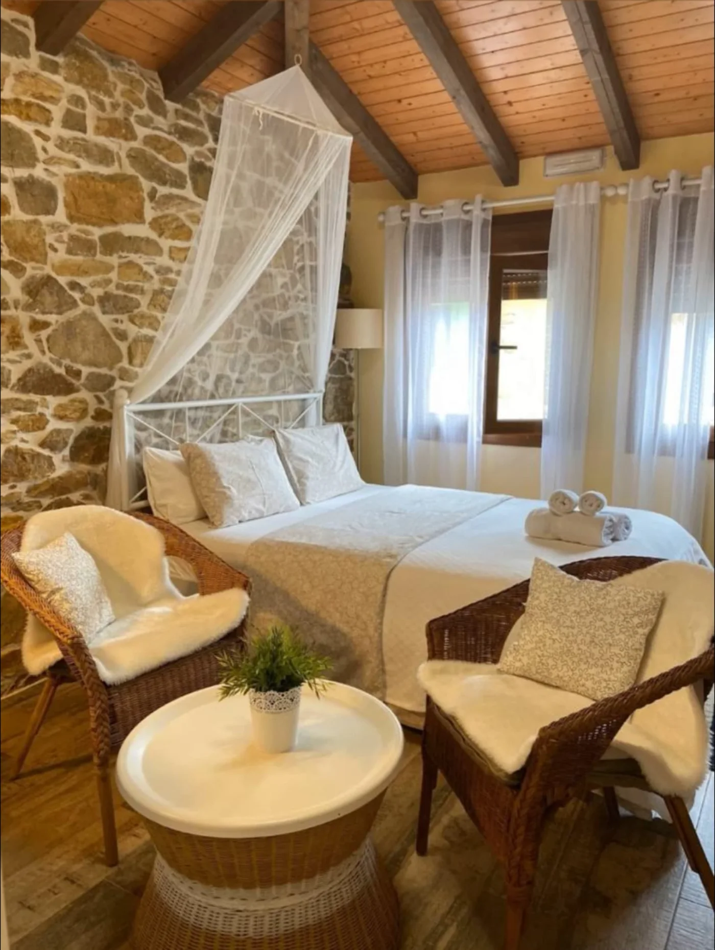 Dormitorio de La Salina con cama de matrimonio