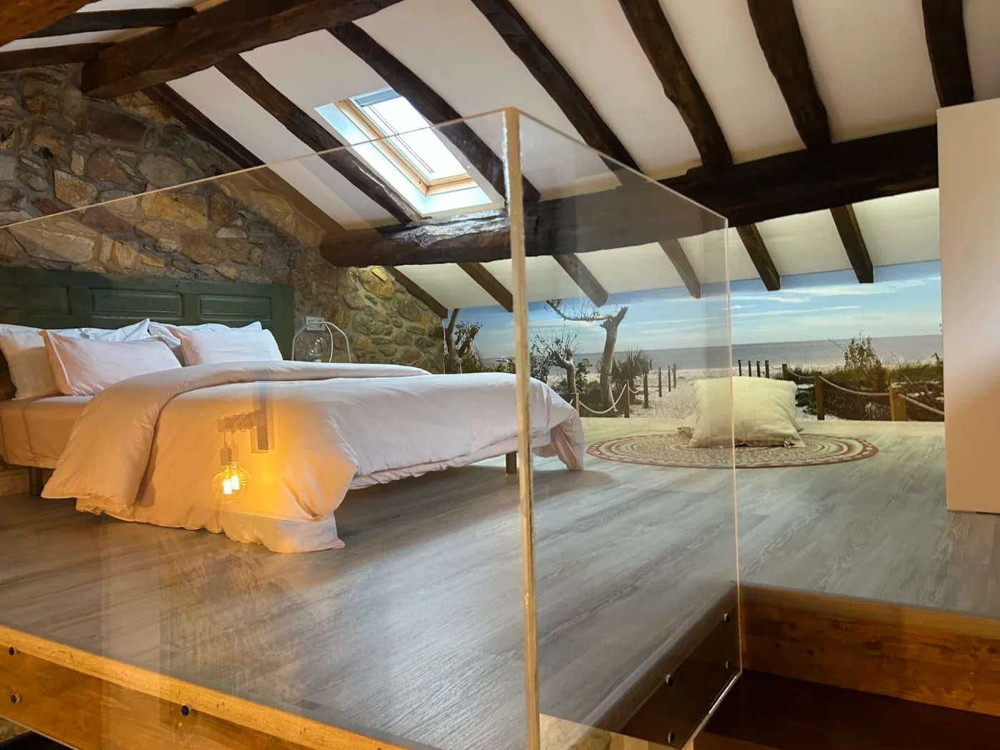 Dormitorio abuhardillado con vigas de madera