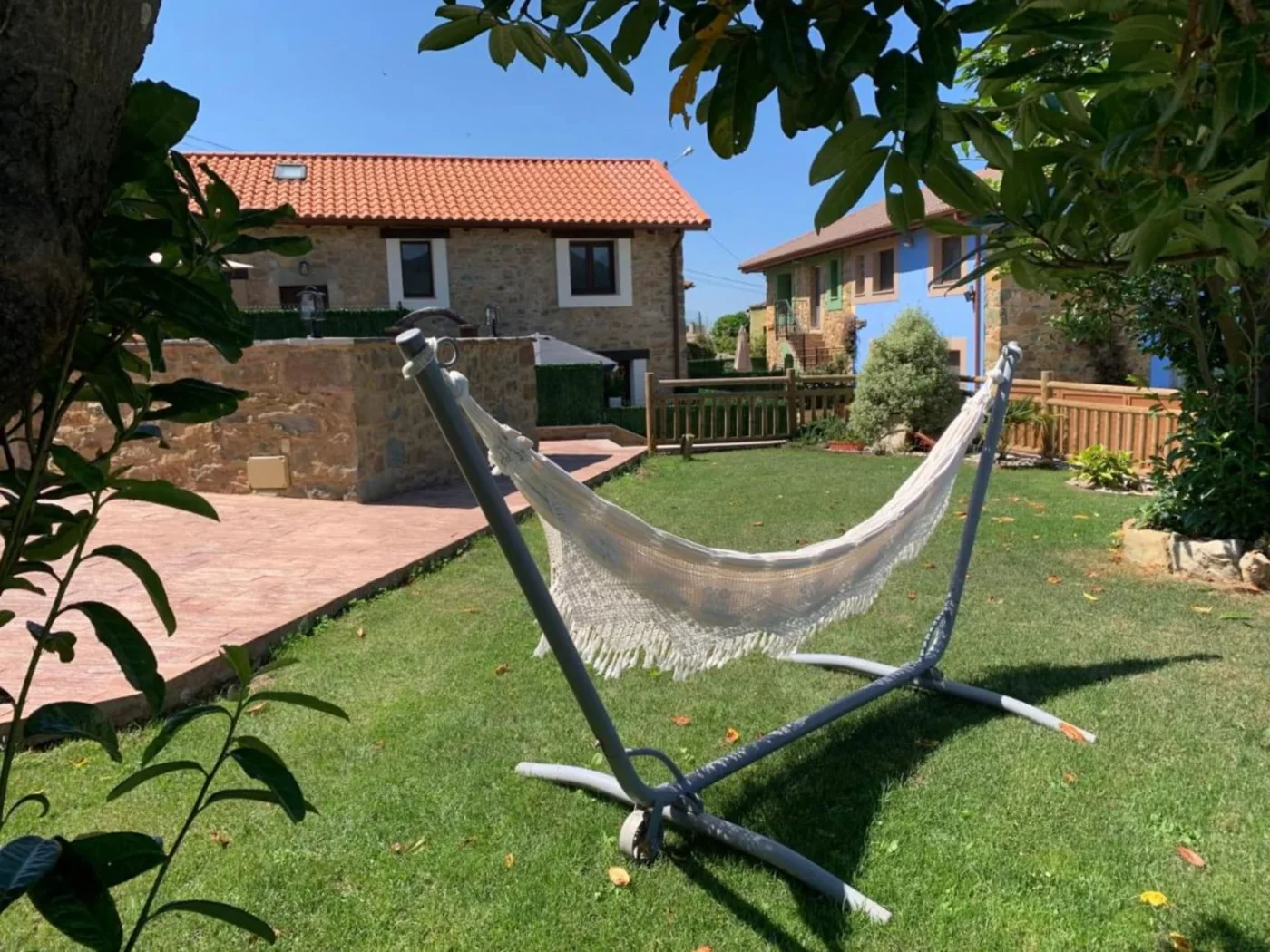 Hamaca colgada en el jardín