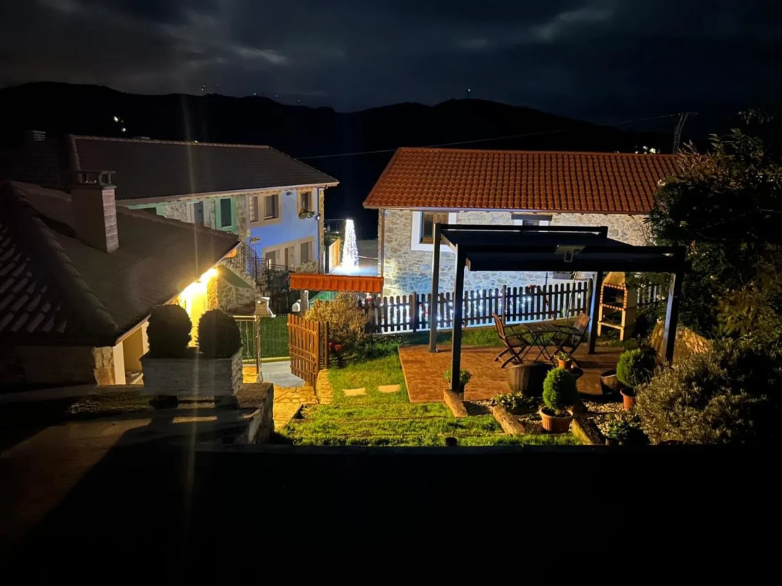 Las casas iluminadas al anochecer