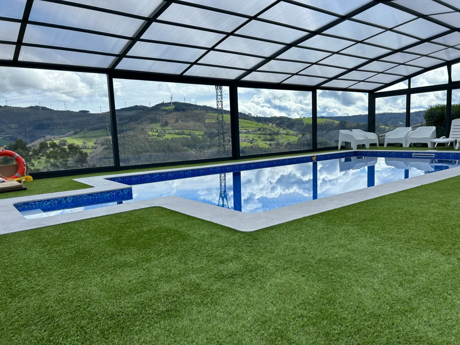 Piscina cubierta de agua salina del complejo