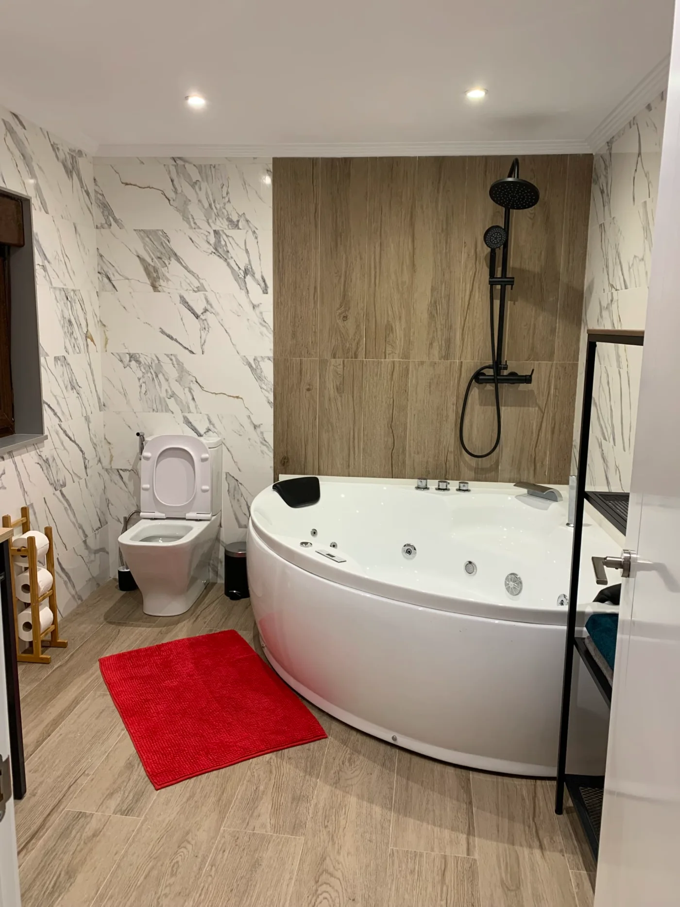 Bañera de hidromasaje con pétalos