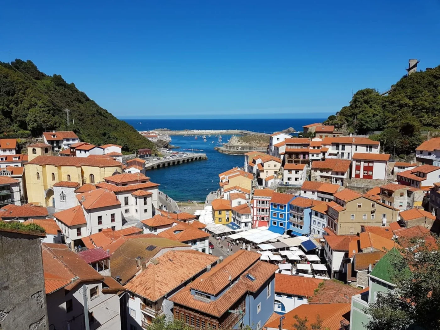 Casas de colores de Luarca sobre el mar