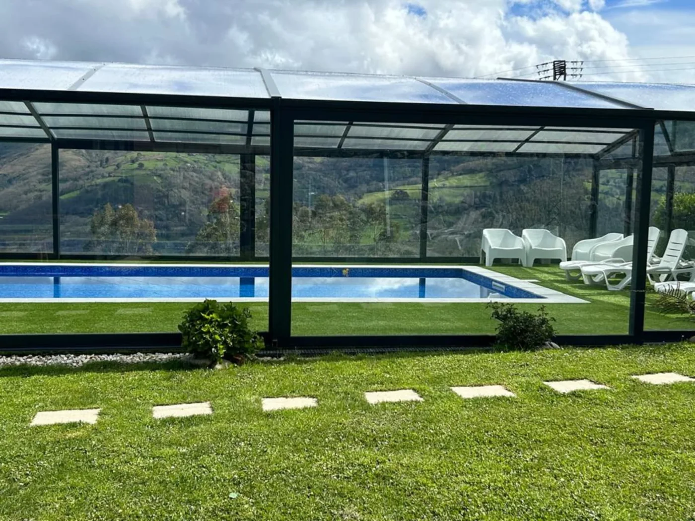 Piscina cubierta con el valle al fondo