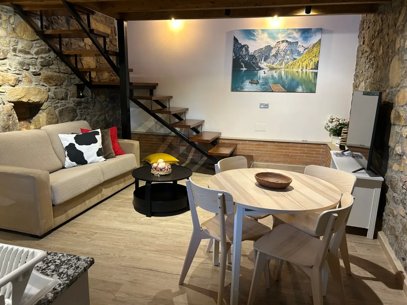 Salón con escalera y chimenea