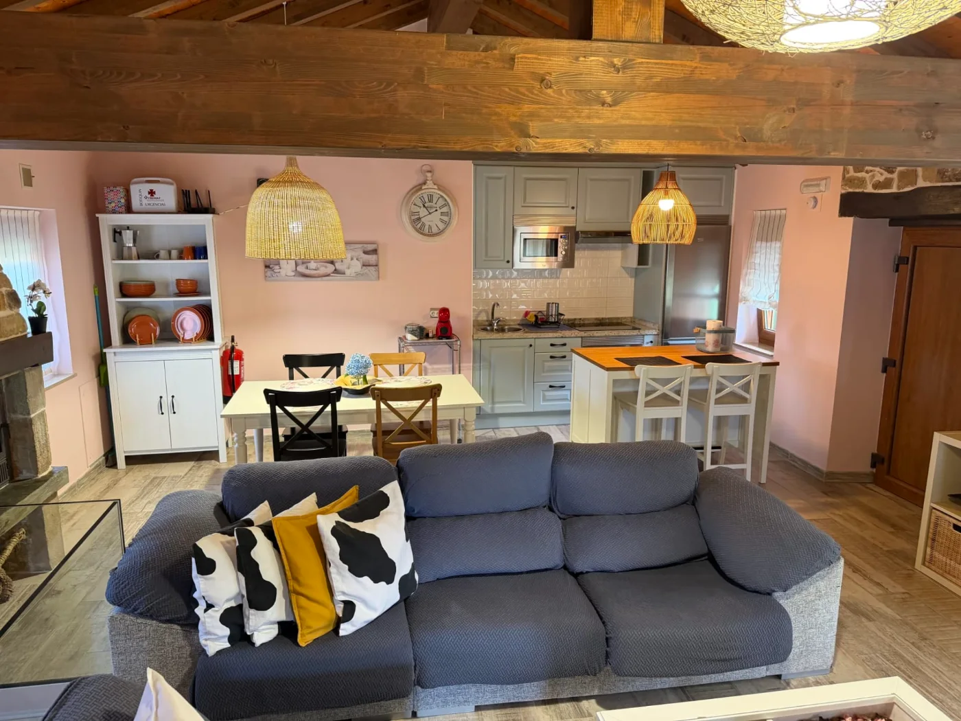 Salón de L'Curuxa con sofá y televisión