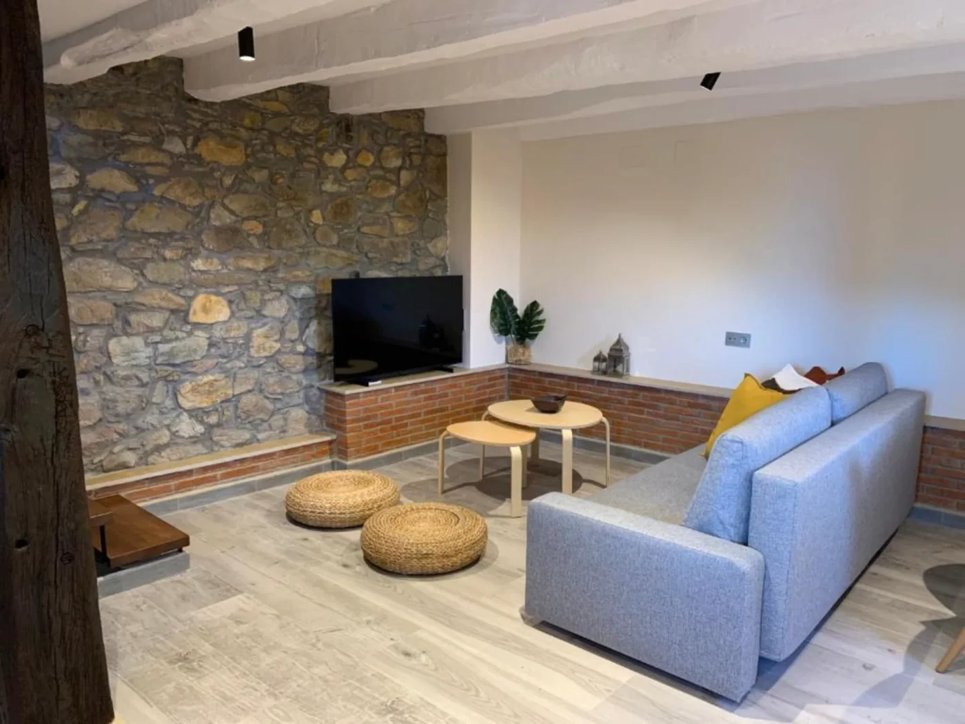 Salón de C'Genoveva con paredes de piedra